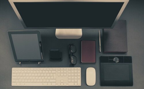 Computer, Tablet Smartphone auf Schreibtisch